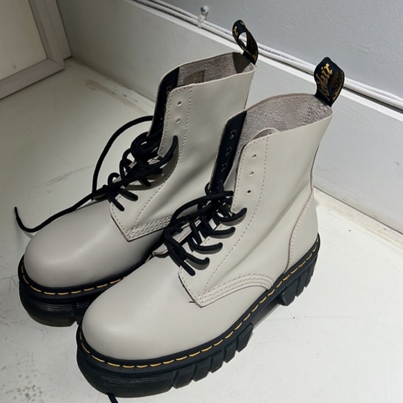 NEVER WORN Dr. Martens platform boots US womens size 8 - Picture 4 of 4